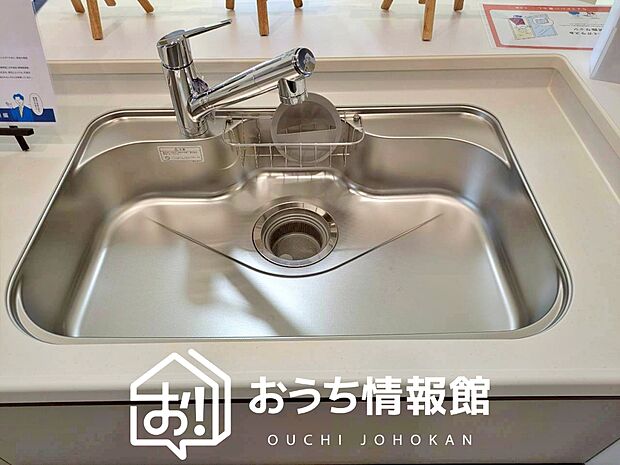 【浄水器内臓型ハンドシャワー付シンク】傷や汚れが付きにくい静音仕様の全面エンボス加工シンク。
また、蛇口の先端に浄水器を内蔵。浄水シャワーが使える毎分4リットルのたっぷり浄水。