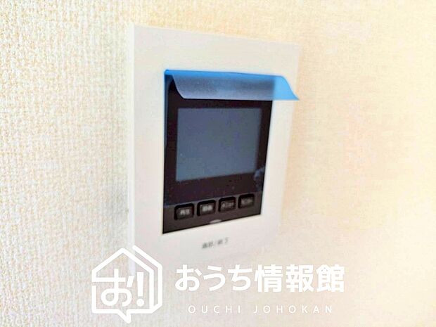 【TVモニター付インターホン】録画機能付きで、自動録画のほか、手動録画もできます。
受話、呼出音量の調整、明るさ調整が可能です。また、来訪者をズーム機能でズームアップして確認できます。
