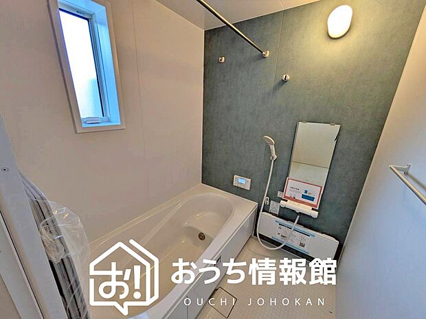 【現地写真（浴室）】浴室暖房乾燥機付き。１坪タイプで広々です。