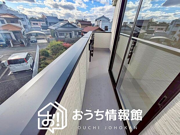 【バルコニー】奥行きが広く、洗濯物をゆったりと干せる十分な広さで、家族の洗濯も捗ります。