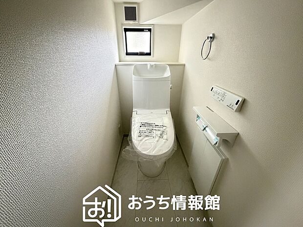 【トイレ】汚れてもサッとひと拭きでお手入れ簡単、エコ仕様の温水洗浄便座付きのトイレです。
バリアフリーにも配慮しています。