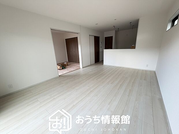 【現地写真（リビング）】フローリング材には、木目、色調など木材特有の風合いがあり、ナチュラルな美しさになっています。