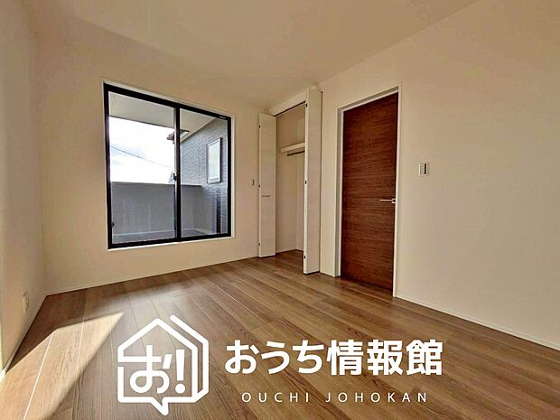 【現地写真（寝室）】木目の美しさを際立たせるシンプルデザインの建具を使用しています。