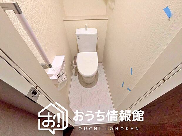 【トイレ】汚れてもサッとひと拭きでお手入れ簡単、エコ仕様の温水洗浄便座付きのトイレです。
バリアフリーにも配慮しています。