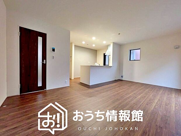 【現地写真（リビング）】フローリング材には、木目、色調など木材特有の風合いがあり、ナチュラルな美しさになっています。