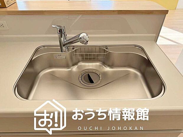 【浄水器内臓ハンドシャワー付シンク】広々とした凸型シンクに洗剤ポケットを標準装備。すっきり収納できます。
また、蛇口の先端に浄水器を内蔵しているため場所をとりません。