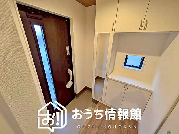 【現地写真（玄関）】玄関には、大型のシューズ収納を設置しています。