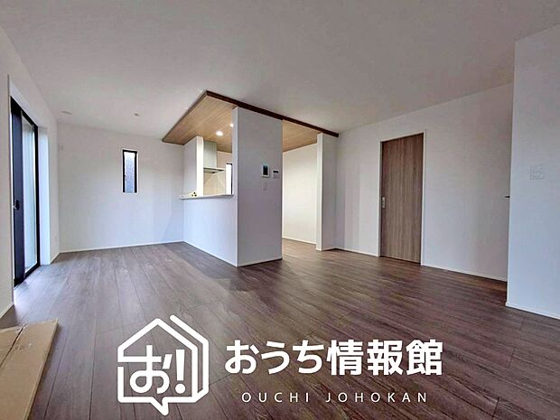 【現地写真（リビング）】フローリング材には、木目、色調など木材特有の風合いがあり、ナチュラルな美しさになっています。