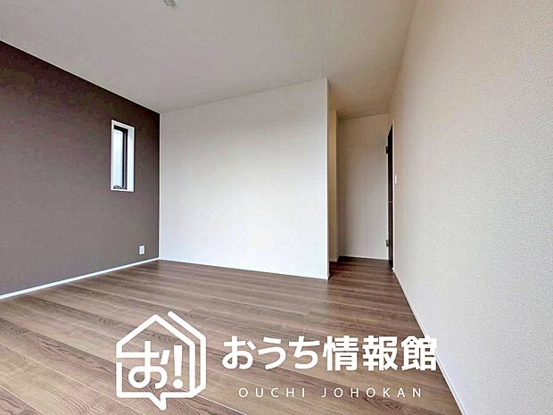 【現地写真（洋室）】木目の美しさを際立たせるシンプルデザインの建具を使用しています。