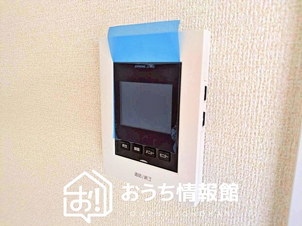 【TVモニター付インターホン】録画機能付きで、自動録画のほか、手動録画もできます。
受話、呼出音量の調整、明るさ調整が可能です。また、来訪者をズーム機能でズームアップして確認できます。