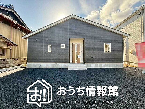 【現地写真(外観)【2号地】】軽くて火災に強い屋根材を採用し、地震時の建物への負担や揺れを軽減しています。