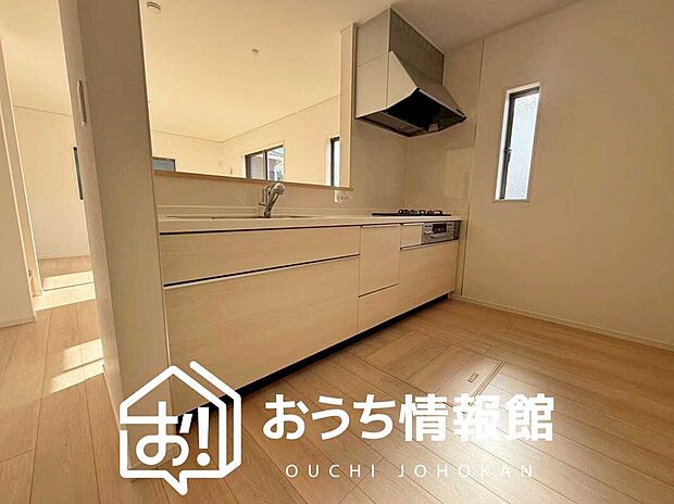 【現地写真(キッチン)】収納たっぷりのシステムキッチン、浄水器付水栓を標準装備しています。