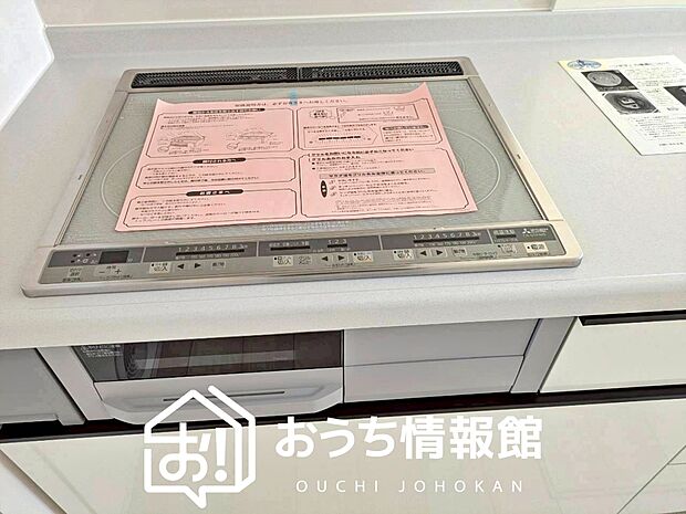 【ビルトインコンロ】フラットな構造で清掃性が高く、過熱防止センサー付3口タイプで日頃の家事も快適です。