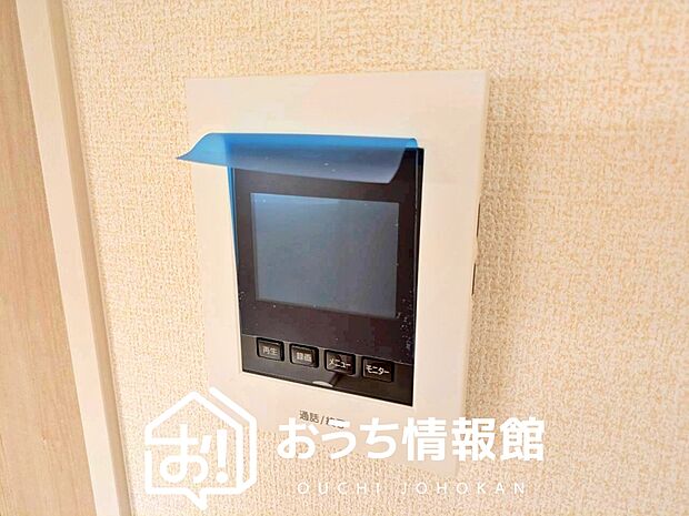 【TVモニター付インターホン】録画機能付きで、自動録画のほか、手動録画もできます。
受話、呼出音量の調整、明るさ調整が可能です。また、来訪者をズーム機能でズームアップして確認できます。