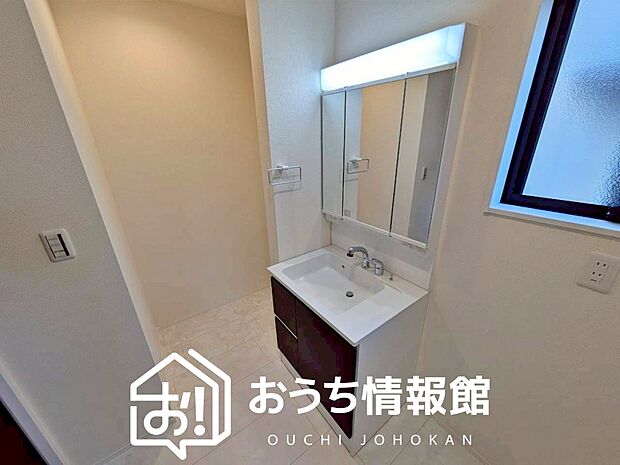 【洗面台・洗面所】鏡の両サイドは、必要なものを取出しやすく、大きな鏡面で朝の準備も快適。
使いやすいリフトアップ機能付きのシングルレバーシャワー水栓付です。