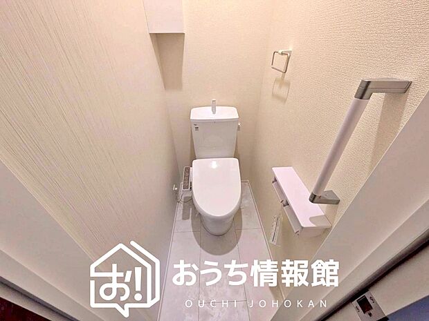 【トイレ】汚れてもサッとひと拭きでお手入れ簡単、エコ仕様の温水洗浄便座付きのトイレです。
バリアフリーにも配慮しています。