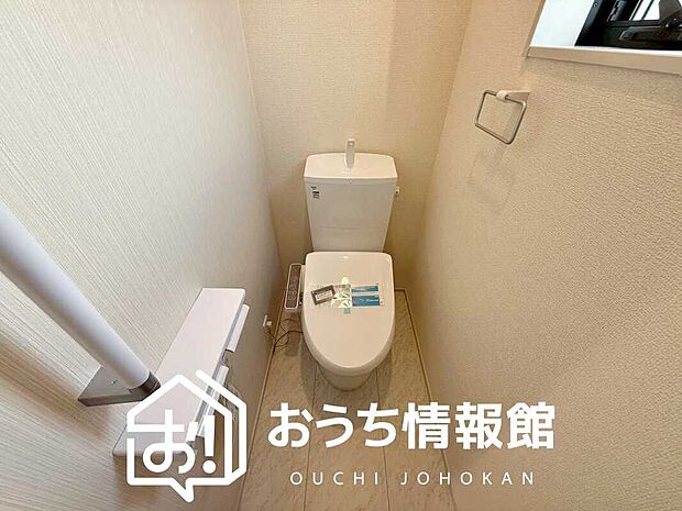 【トイレ】汚れてもサッとひと拭きでお手入れ簡単、エコ仕様の温水洗浄便座付きのトイレです。
バリアフリーにも配慮しています。