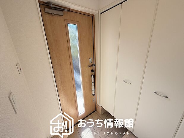 【現地写真(玄関)】玄関には、大型のシューズ収納を設置しています。