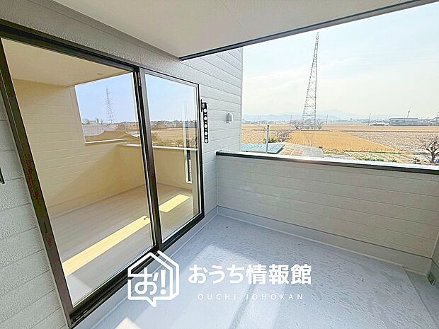 【バルコニー】奥行きが広く、洗濯物をゆったりと干せる十分な広さで、家族の洗濯も捗ります。