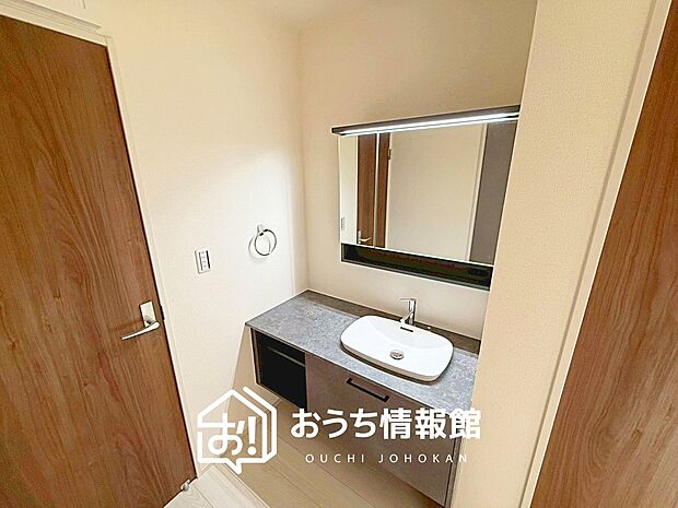 【洗面台・洗面所】鏡の両サイドは、必要なものを取出しやすく、大きな鏡面で朝の準備も快適。
使いやすいリフトアップ機能付きのシングルレバーシャワー水栓付です。