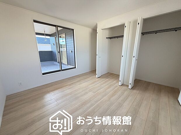 【現地写真(寝室)】木目の美しさを際立たせるシンプルデザインの建具を使用しています。