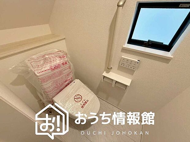 【トイレ】汚れてもサッとひと拭きでお手入れ簡単、エコ仕様の温水洗浄便座付きのトイレです。
バリアフリーにも配慮しています。