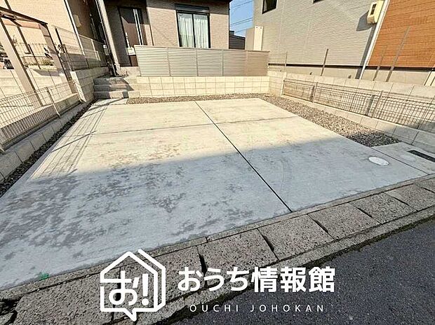 【現地写真(駐車場)】駐車スペースが広く、運転が苦手な方も安心です。