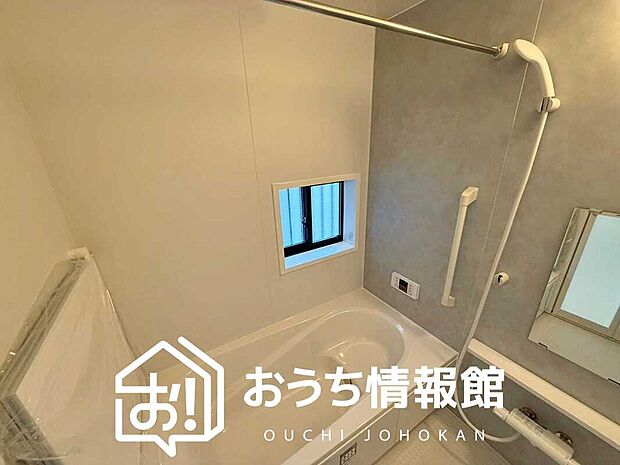 【現地写真(浴室)】浴室暖房乾燥機付き。1坪タイプで広々です。