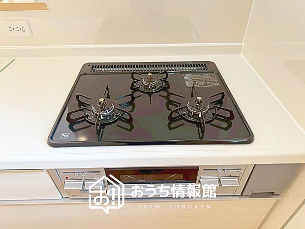 【ビルトインコンロ】フラットな構造で清掃性が高く、過熱防止センサー付3口タイプで日頃の家事も快適です。