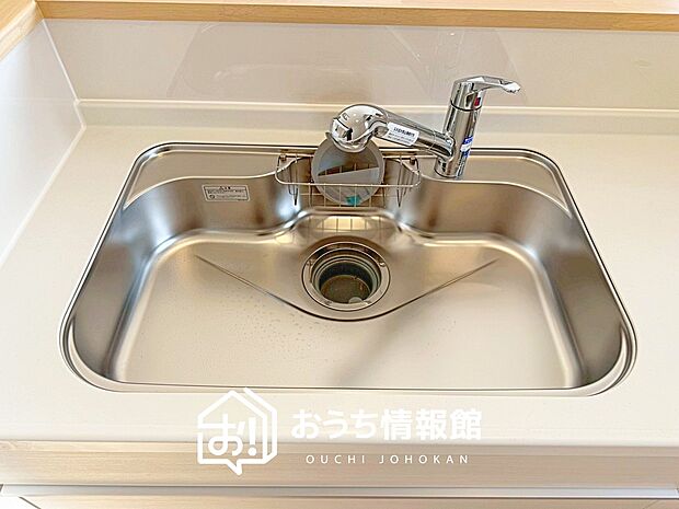 【浄水器内臓ハンドシャワー付シンク】広々とした凸型シンクに洗剤ポケットを標準装備。すっきり収納できます。
また、蛇口の先端に浄水器を内蔵しているため場所をとりません。