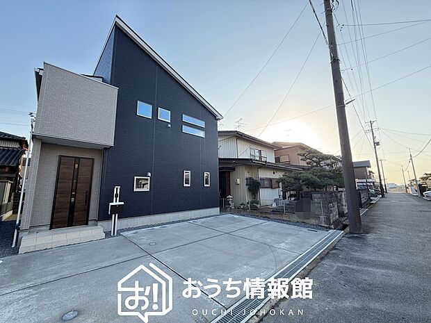 【現地写真(前道含む外観)】健康被害に配慮したもっとも安全性の高い建材を採用し、シックハウス対策をしております。