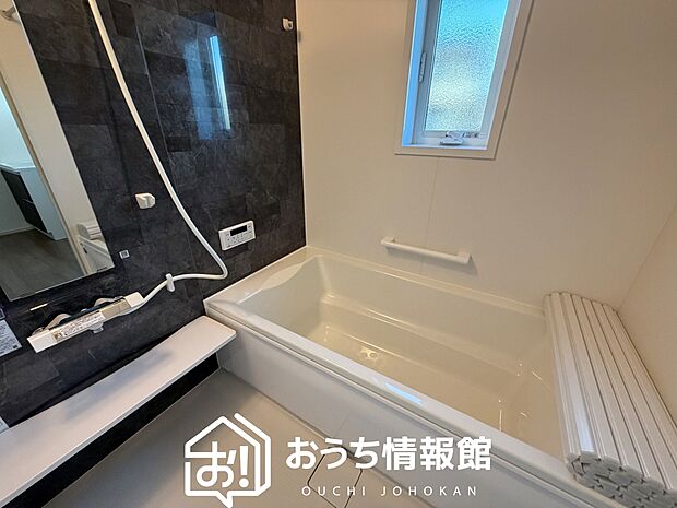 【現地写真(浴室)】浴室暖房乾燥機付き。1坪タイプで広々です。