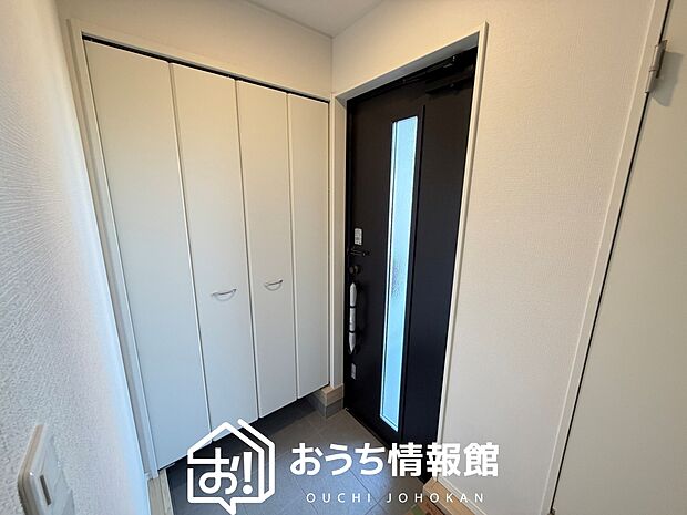【現地写真(玄関)】玄関には、大型のシューズ収納を設置しています。