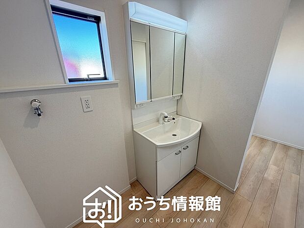 【洗面台・洗面所】鏡の両サイドは、必要なものを取出しやすく、大きな鏡面で朝の準備も快適。
使いやすいリフトアップ機能付きのシングルレバーシャワー水栓付です。