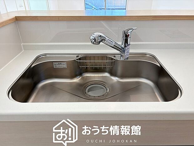 【浄水器内臓ハンドシャワー付シンク】広々とした凸型シンクに洗剤ポケットを標準装備。すっきり収納できます。
また、蛇口の先端に浄水器を内蔵しているため場所をとりません。