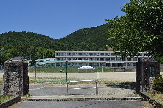 御嵩町立向陽中学校(約1,700m)