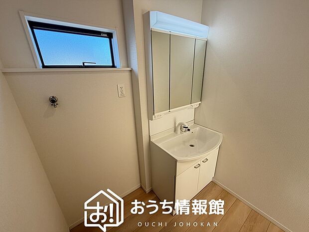 【洗面台・洗面所】鏡の両サイドは、必要なものを取出しやすく、大きな鏡面で朝の準備も快適。
使いやすいリフトアップ機能付きのシングルレバーシャワー水栓付です。