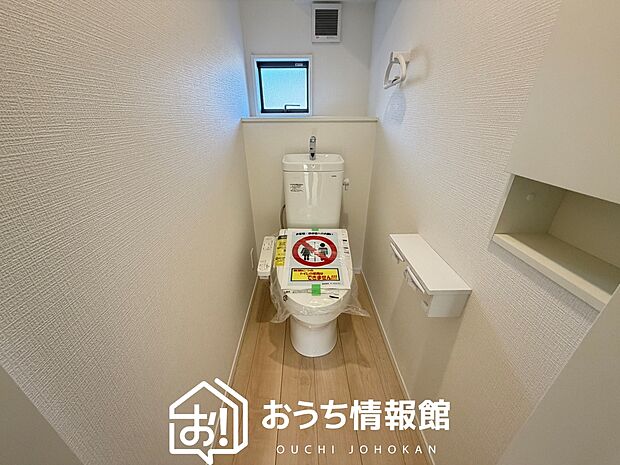 【トイレ】汚れてもサッとひと拭きでお手入れ簡単、エコ仕様の温水洗浄便座付きのトイレです。
バリアフリーにも配慮しています。