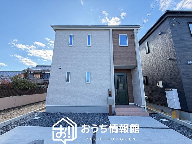 【現地写真(外観)【2号地】】軽くて火災に強い屋根材を採用し、地震時の建物への負担や揺れを軽減しています。