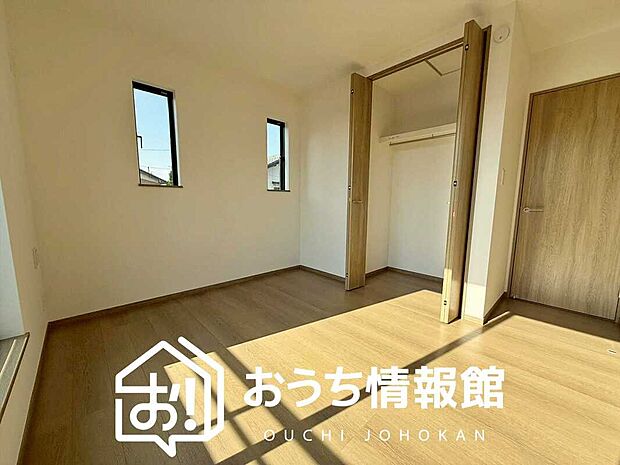 【現地写真(寝室)】木目の美しさを際立たせるシンプルデザインの建具を使用しています。