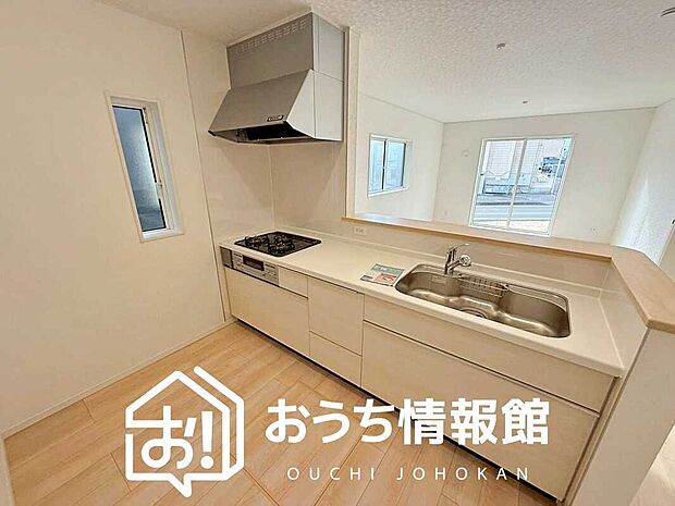 【現地写真(キッチン)】収納たっぷりのシステムキッチン、浄水器付水栓を標準装備しています。