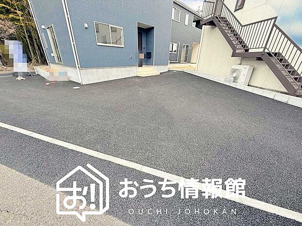 【現地写真(駐車場)】駐車スペースが広く、運転が苦手な方も安心です。