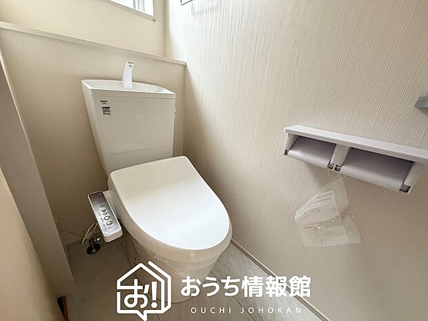 【トイレ】汚れてもサッとひと拭きでお手入れ簡単、エコ仕様の温水洗浄便座付きのトイレです。
バリアフリーにも配慮しています。