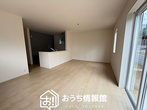 【現地写真(リビング)】フローリング材には、木目、色調など木材特有の風合いがあり、ナチュラルな美しさになっています。