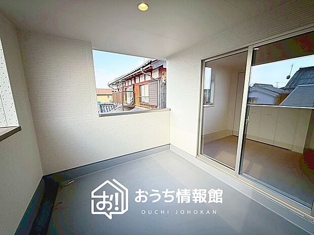 【バルコニー】奥行きが広く、洗濯物をゆったりと干せる十分な広さで、家族の洗濯も捗ります。