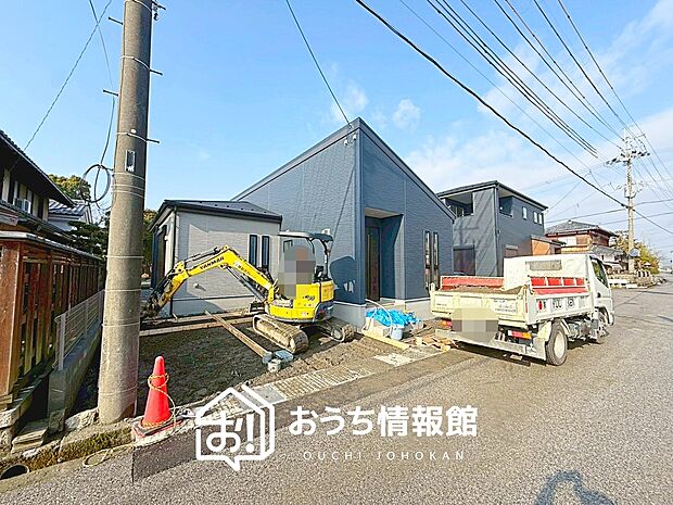【現地写真(外観)【3号地】】軽くて火災に強い屋根材を採用し、地震時の建物への負担や揺れを軽減しています。