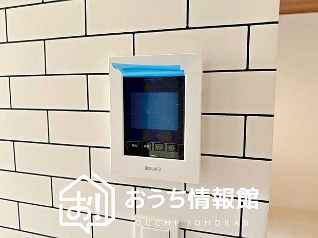 【TVモニター付インターホン】手放し通話ができ、送話表示灯で送話・受話状態が確認できます。
映像と音声で玄関先の様子をチェックできるモニター機能や、夜間の訪問者の顔も確認できるLEDライトを装備しています。