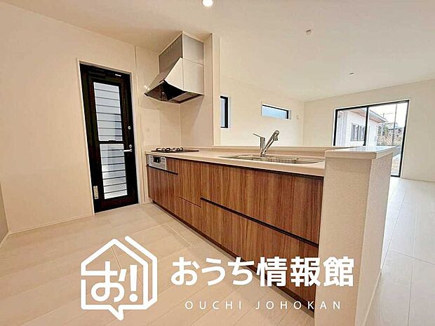 【現地写真(キッチン)】収納たっぷりのシステムキッチン、浄水器付水栓を標準装備しています。