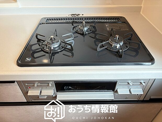 【ビルトインコンロ】フラットな構造で清掃性が高く、過熱防止センサー付3口タイプで日頃の家事も快適です。