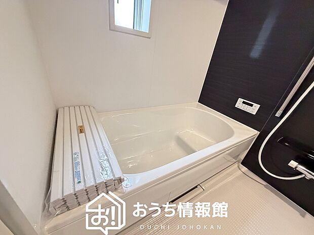 【現地写真（浴室）】浴室暖房乾燥機付き。１坪タイプで広々です。